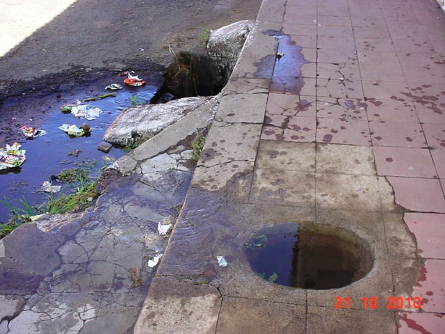 Ladrones chatarreros se roban medidores